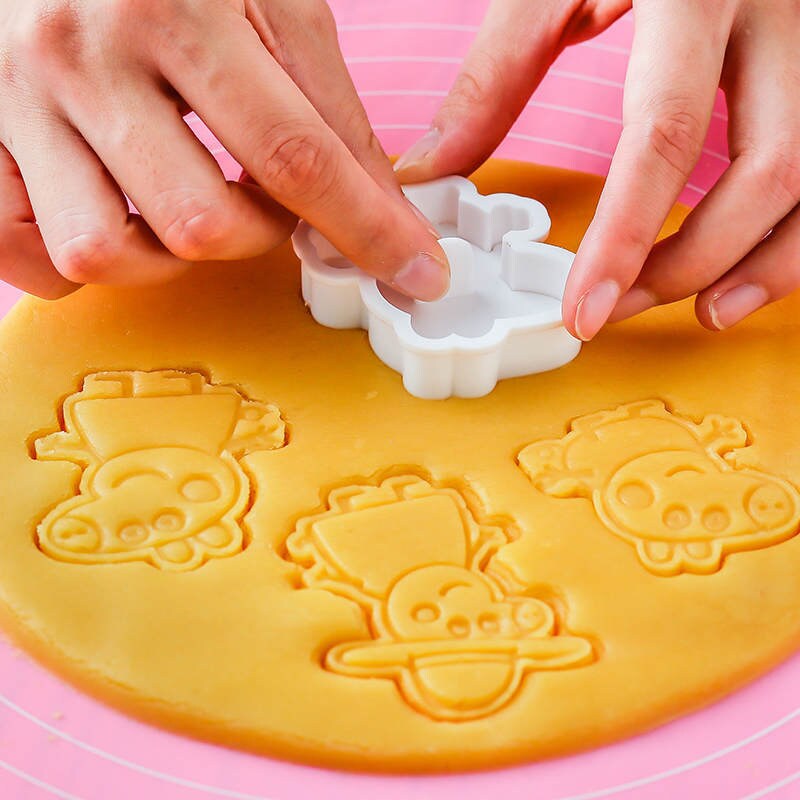 Peppa Pig cookie cutter set with 6 fun designs for cookies and fondant toppers, perfect Christmas gift, popular in the USA and Europe